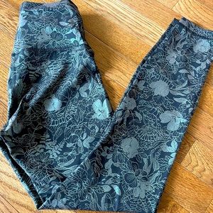 Lululemon Wunder Train Floral Reflective leggings, Size 4.  Like new